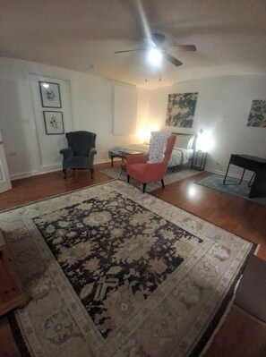 1 bedroom, desk, WiFi, bed sheets - STUDIO 5 to 10 MIN DRIV TO RIVER/HOSPITAL/TOWN, 10 TO TX STATE UNIV (San Marcos)