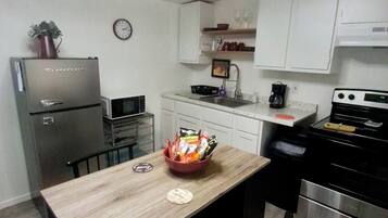 Réfrigérateur, micro-ondes, plaque de cuisson, cafetiÚre/bouilloire