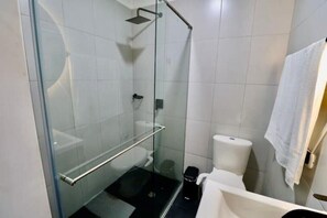 Dusche, Bidet, Handtücher, Toilettenpapier