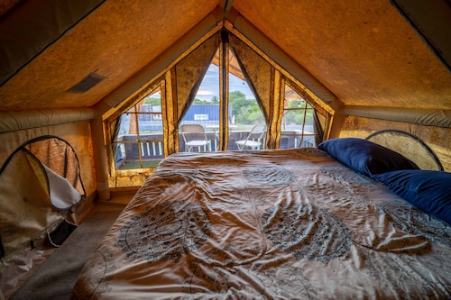 Sunset Villas"Tecoma Stans"  Glamping Tent Walking Distance to the Beach