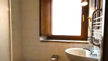 Apartment, 2 Schlafzimmer, barrierefrei | Badezimmer | Kostenlose Toilettenartikel, Haartrockner, Handtücher, Toilettenpapier