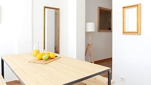 Een moderne kamer met een houten tafel, een spiegel en een lamp.