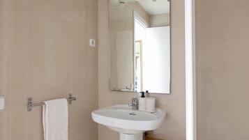 Basic Apartment | Bathroom | Shower, towels