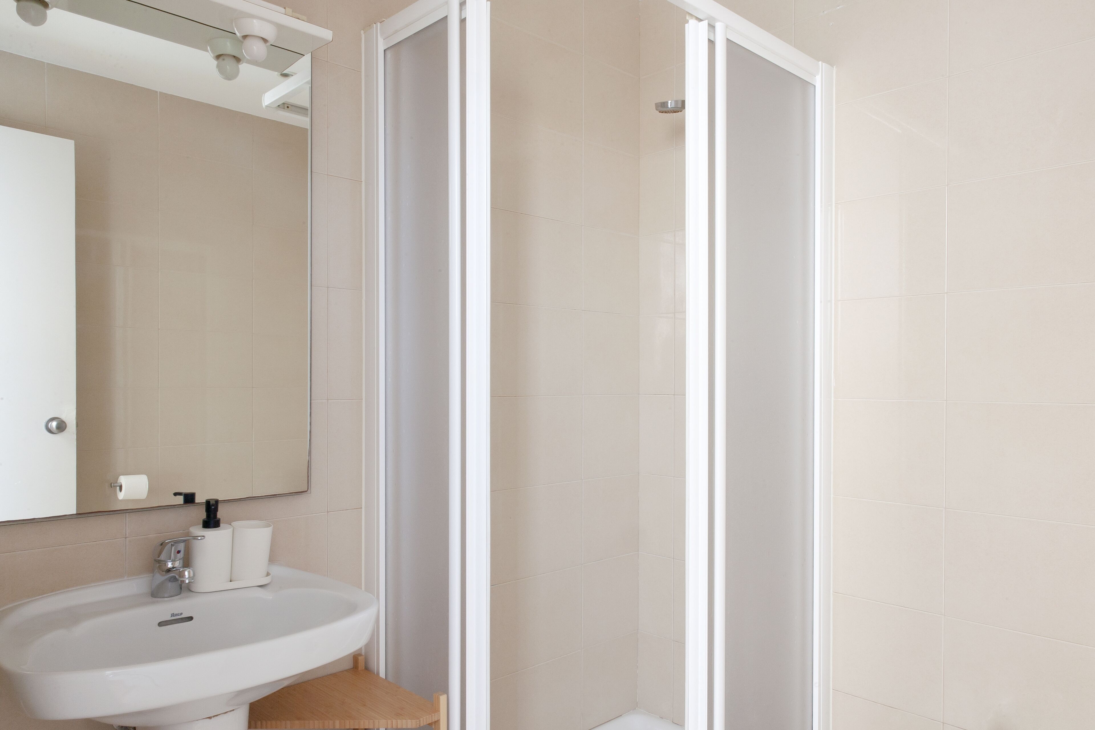 Apartament bàsic | Bany | Dutxa i tovalloles 