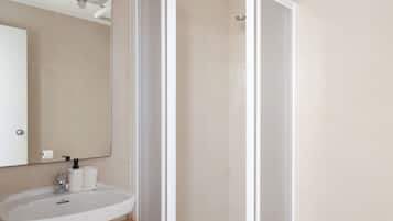 Appartement | Salle de bain | Douche, serviettes fournies
