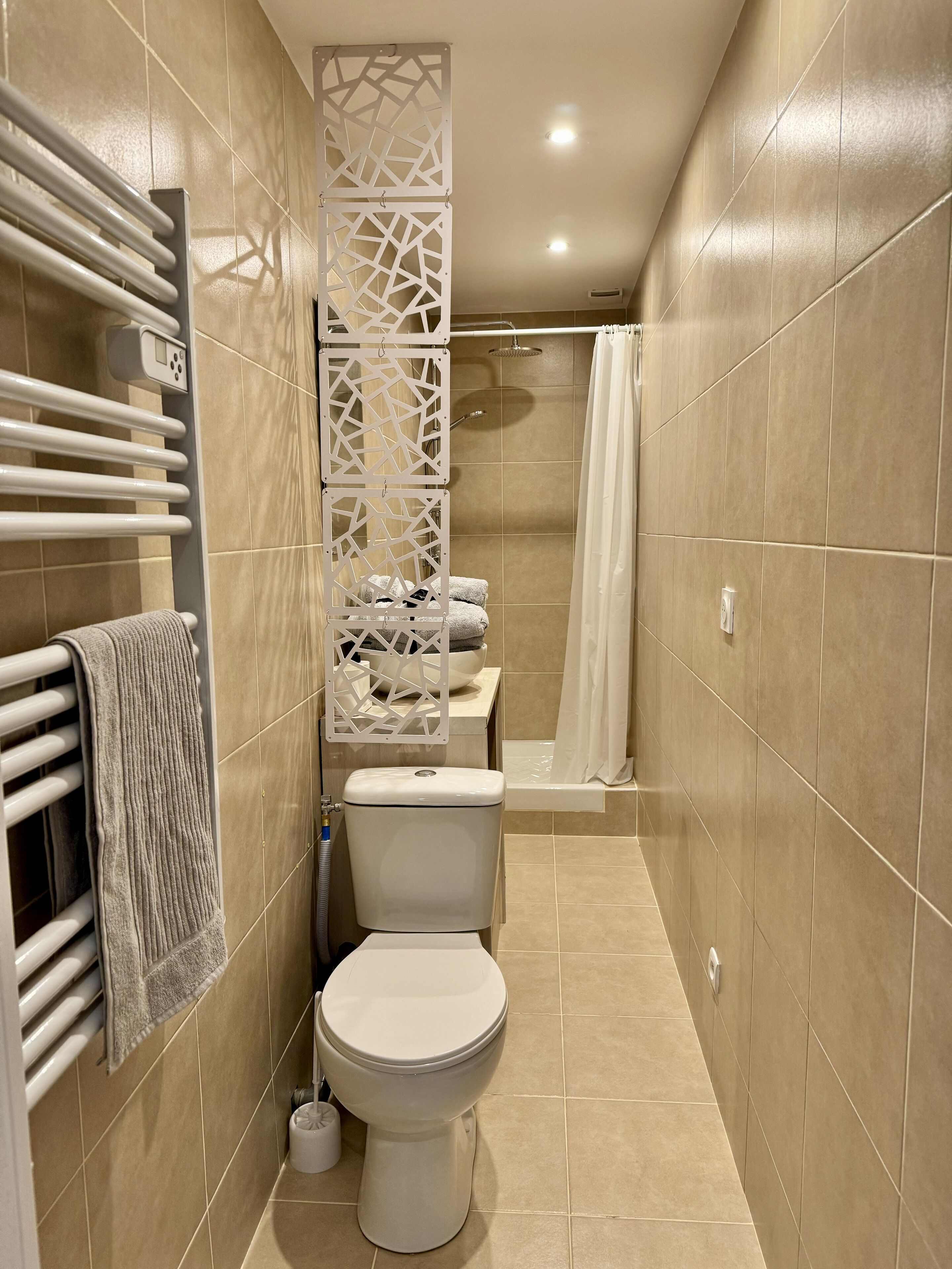 Secadora de cabello, toallas, jabón, papel de baño 