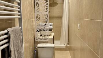 Secadora de cabello, toallas, jabón, papel de baño