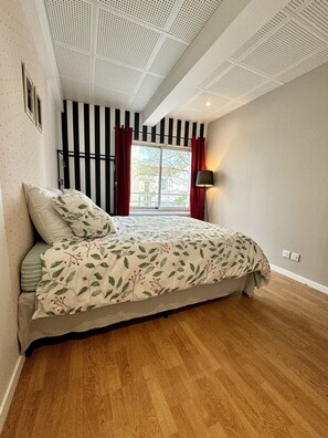 1 habitación, tabla de planchar con plancha, wifi y ropa de cama 