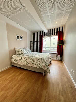 1 bedroom, desk, iron/ironing board, WiFi