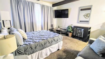 Habitación Deluxe | Edredones de plumas, colchones viscoelásticos, escritorio