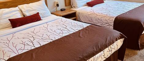 标准双人房 | 羽绒被、记忆海绵床垫、办公桌、笔记本电脑工作区