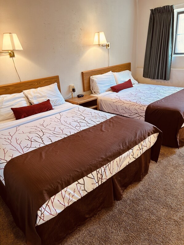 标准双人房 | 羽绒被、记忆海绵床垫、办公桌、笔记本电脑工作区