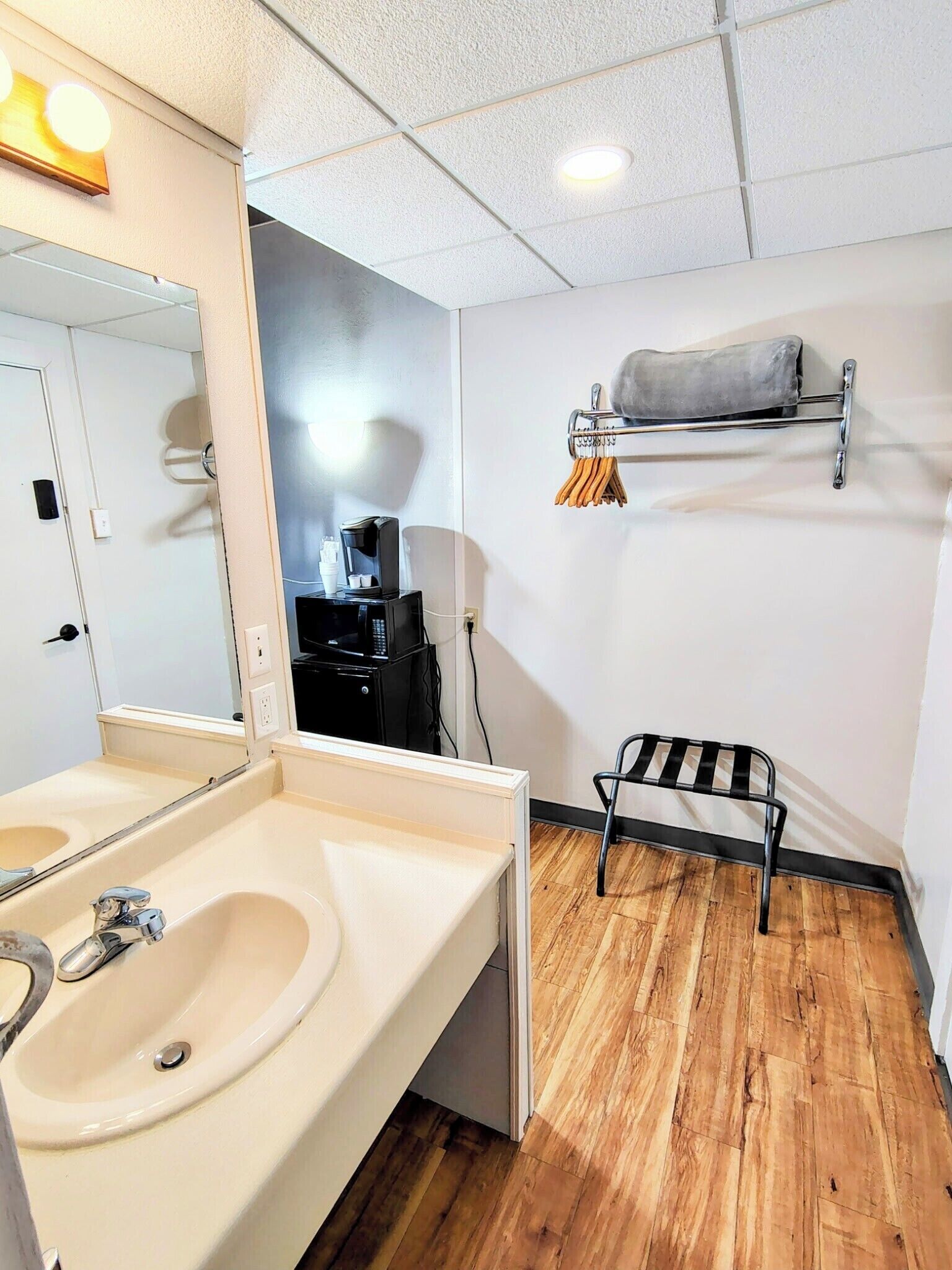 ห้องดีลักซ์ | ผ้านวมขนเป็ด, เตียงเมมโมรีโฟม, โต๊ะทำงาน, พื้นที่ทำงานแบบใช้แล็ปท็อป