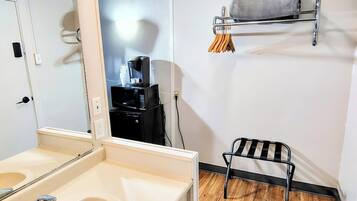 Rom – deluxe | Dundyner, memory foam-senger, skrivebord og skrivebord for bærbar PC