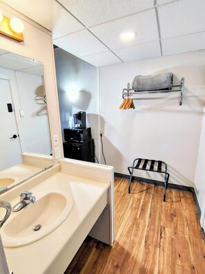 Rom – deluxe | Dundyner, memory foam-senger, skrivebord og skrivebord for bærbar PC