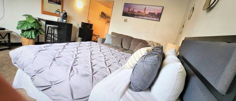 Habitación clásica | Edredón, camas con efecto memoria y escritorio