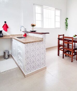 Loft | Cuina privada | Frigorífic petit, microones i utensilis de cuina, vaixella i coberteria