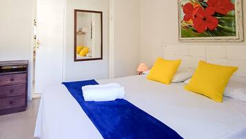 Suíte, 1 cama Queen, vista para o jardim, no piso térreo | 1 quarto, Wi-Fi de cortesia, roupa de cama