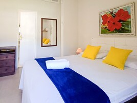 Suíte, 1 cama Queen, vista para o jardim, no piso térreo | 1 quarto, Wi-Fi de cortesia, roupa de cama