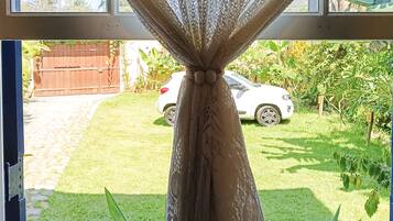 Suíte, 1 cama Queen, vista para o jardim, no piso térreo | 1 quarto, Wi-Fi de cortesia, roupa de cama