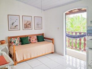 Departamento, 1 cama Queen size, balcón, vista al jardín | Área de sala de estar