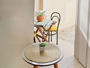 Apartment, 1 Queen Bed with Sofa bed, Courtyard View, Ground Floor | Living area - Flats Jardim de Ramos Paraty (Paraty)