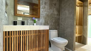 Bungalow | Kamar mandi | Shower, handuk,  dan sabun