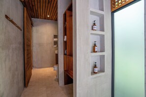 Bungalow | Bathroom | Shower, towels, soap