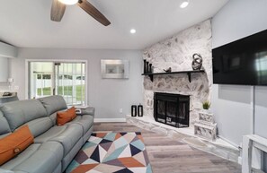 Smart TV - Quiet, peaceful neighborhood. HUGE fenced yard. Clean beautiful home-WEC & FAST (Ocala)