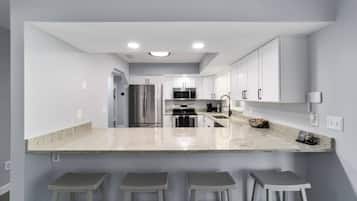 Køleskab, mikrobølgeovn, ovn, kogeplade