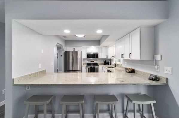 Réfrigérateur, micro-ondes, four, plaque de cuisson