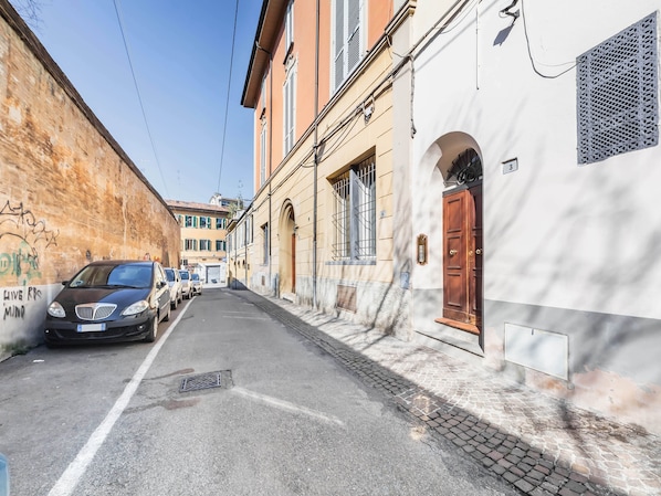 Front of property - Studio flat- Vicolo Stradellaccio (Bologna)