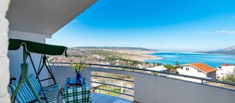 Holiday home with beautiful sea views