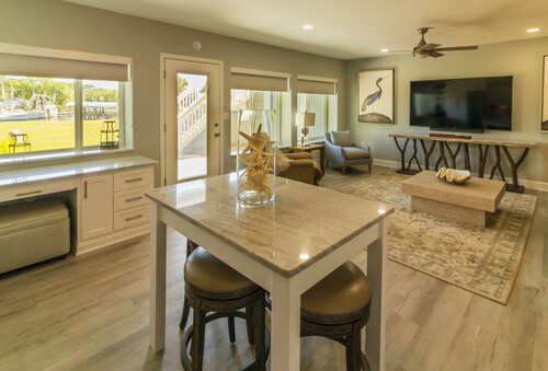 Tide Creek Oasis, Panacea...GROUND LEVEL, Marina View, Patio, Pool, No Boats