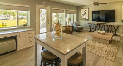 Tide Creek Oasis, Panacea...GROUND LEVEL, Marina View, Patio, Pool, No Boats