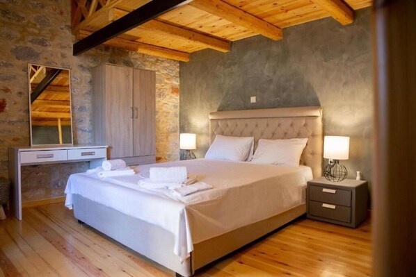 Casa superior, vista para o jardim | Ferros/tábuas de passar roupa, berços grátis, Wi-Fi de cortesia