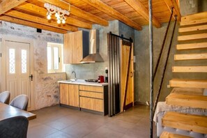 Casa superior, vistas al jardín | Cocina básica privada | Microondas, horno, cafetera o tetera y tostadora