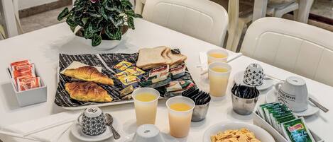 Daily continental breakfast (EUR 8 per person)