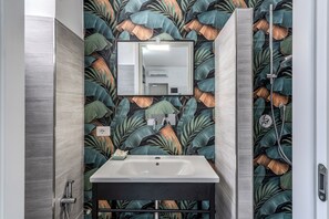 Superior Quadruple Room | Bathroom - Altadomus Roma Guesthouse (Rome)