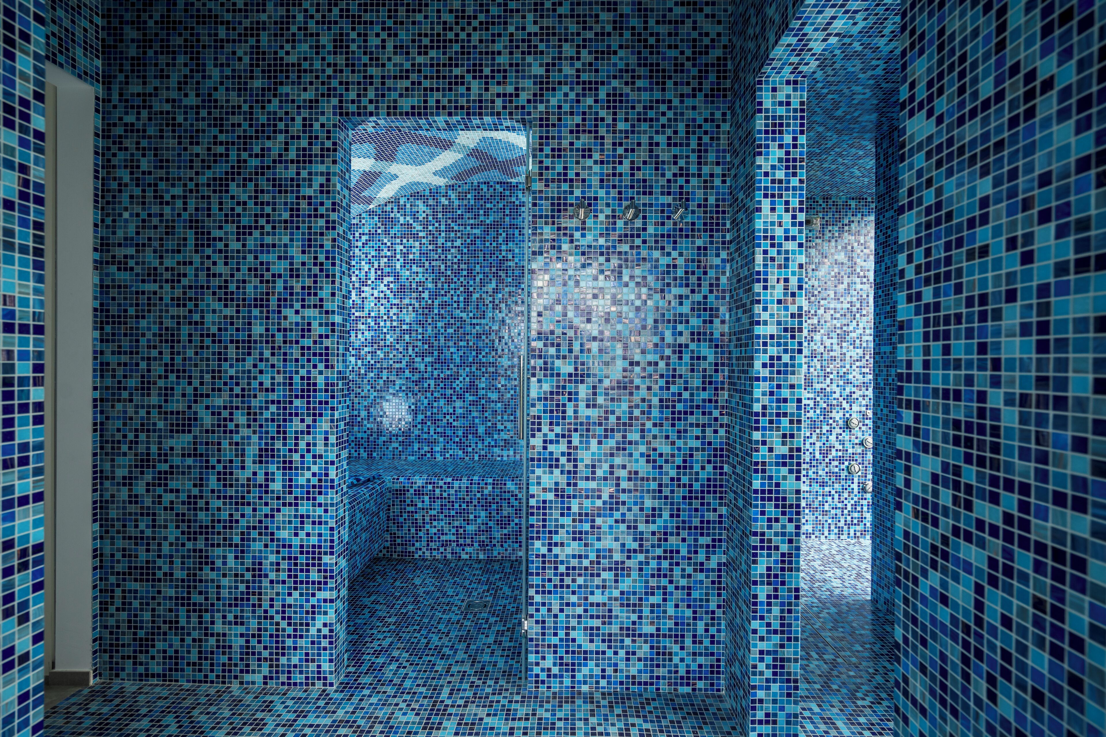 Un corridoio stretto e piastrellato con un motivo a mosaico.