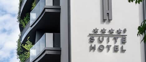 A hotel sign with a five-star rating and the name "SUITE HOTEL".