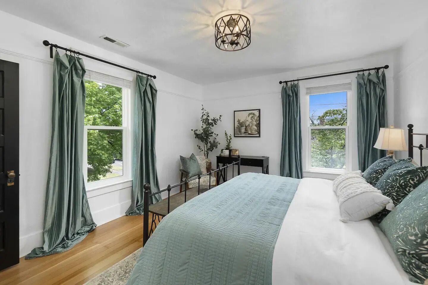 4 slaapkamers, een strijkplank/strijkijzer, wifi, beddengoed