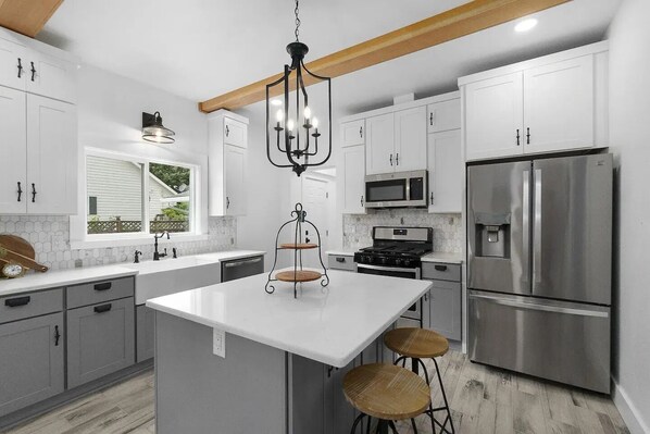 Microwave, oven, stovetop, dishwasher - Vintage House on Main St
(Hillsboro)