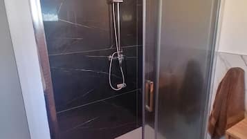 Doccia, asciugacapelli, asciugamani, sapone