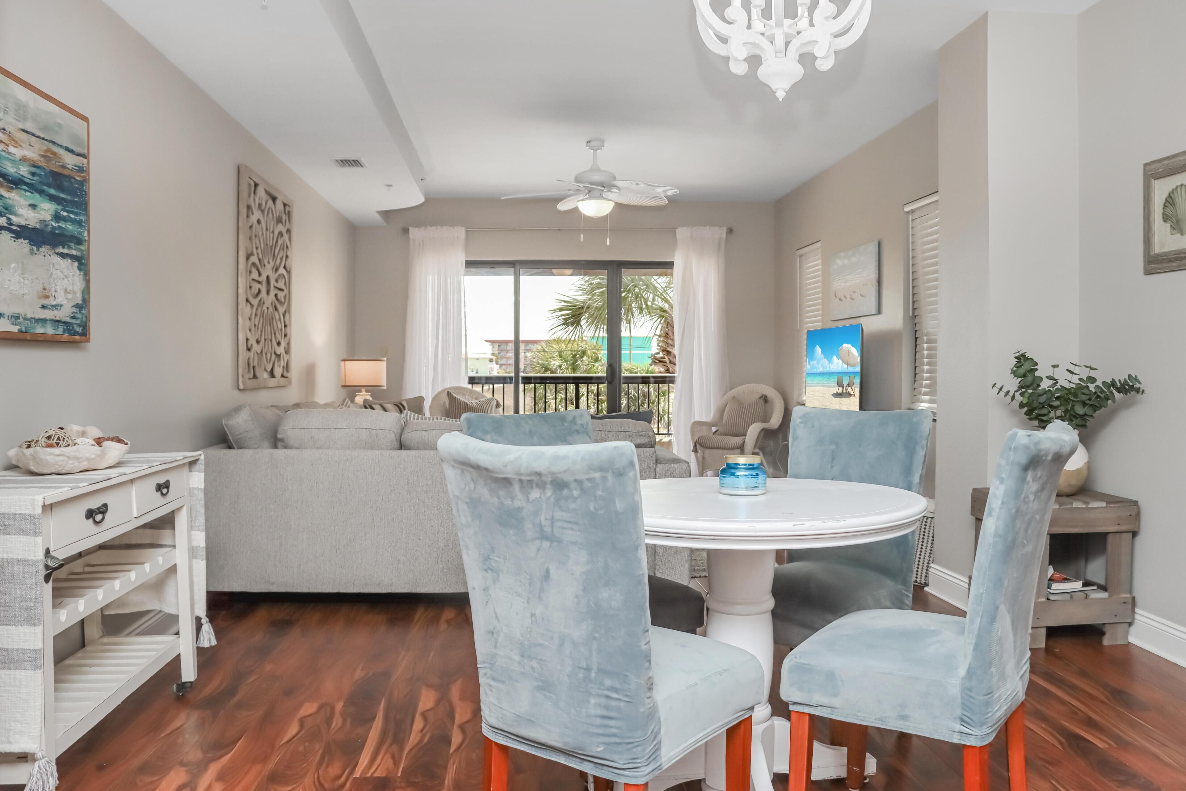 Condo, varias camas (Club at Mexico Beach 1D) | Área de sala de estar