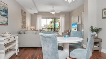 Condo, varias camas (Club at Mexico Beach 1D) | Área de sala de estar