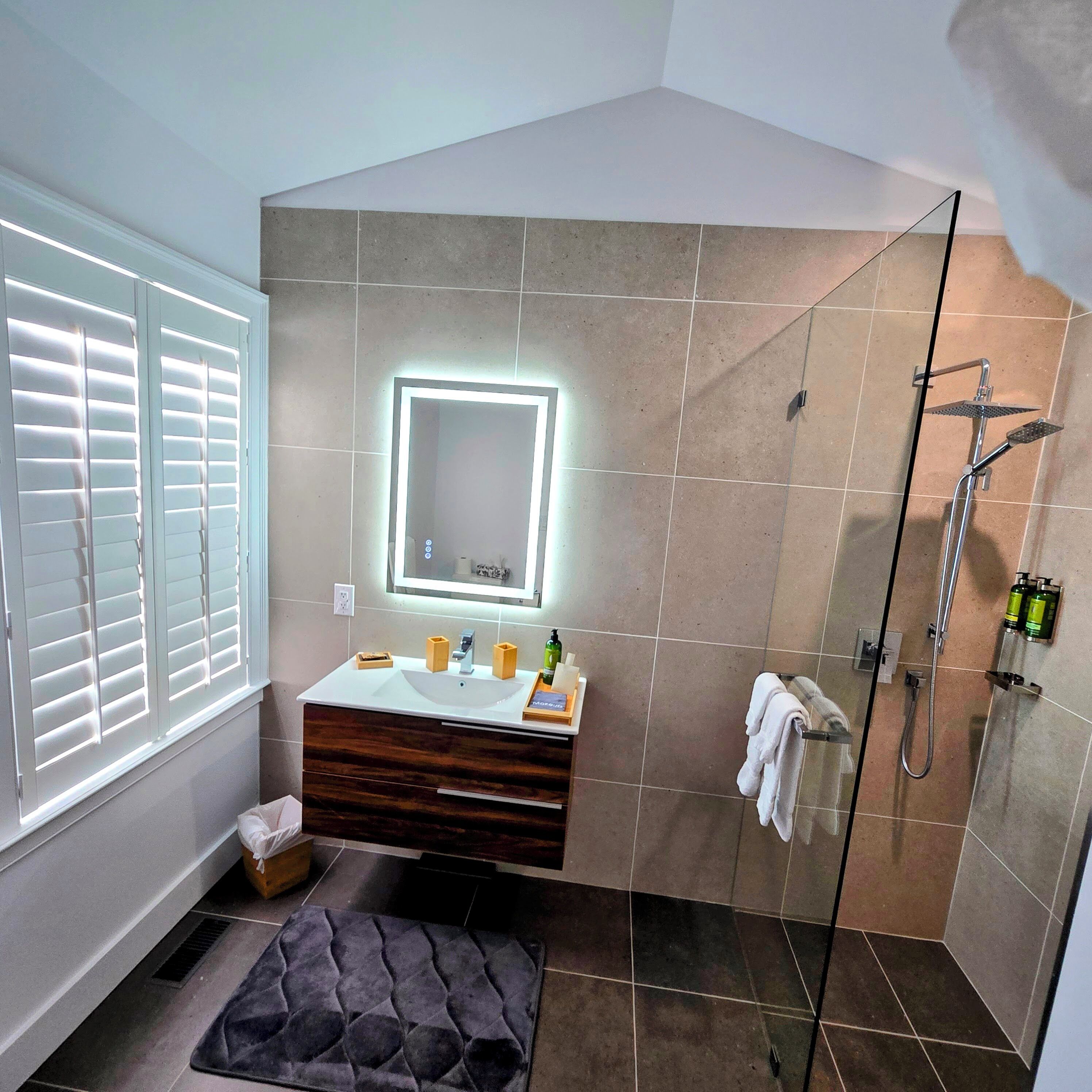 Comfort Room, Non Smoking | Bathroom | Shower, free toiletries, hair dryer, towels
