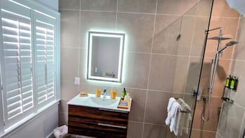 Comfort Room, Non Smoking | Bathroom | Shower, free toiletries, hair dryer, towels