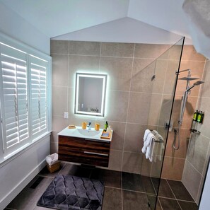 Habitación Confort, para no fumadores | Baño | Regadera, amenidades de baño gratuitas, secadora de cabello, toallas 