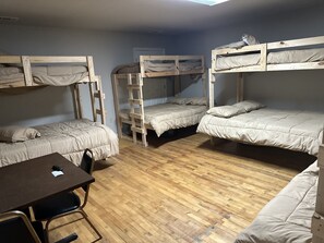 4 bedrooms, free WiFi, bed sheets - Pet friendly lodge, great for gatherings. 15mins from state park  (Colt)